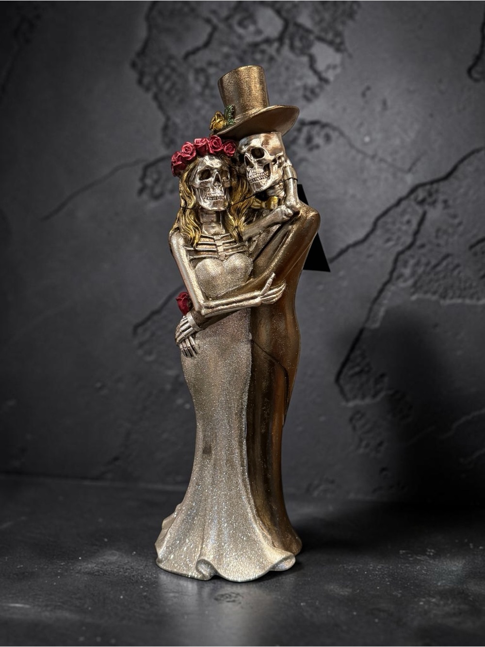 Halloween Gothic Skeleton Couple Creepy Romantic Statue Silver and Gold NEW